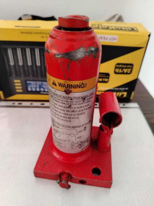 Домкрат оригинал Япония  1500 кг в отличном состоянии