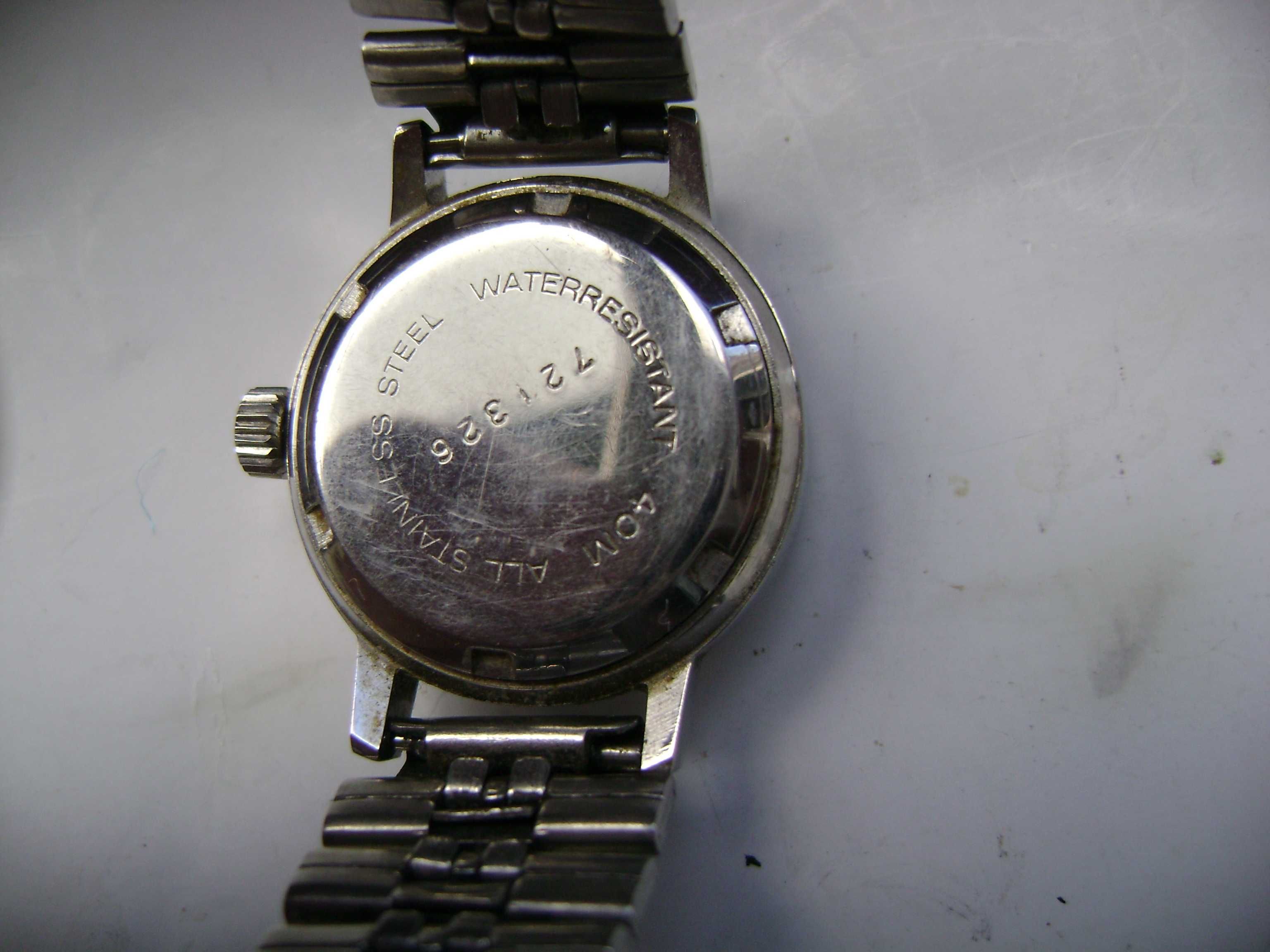 Продавам 4  дамски кварцови и 1 мех.часовник Timex,Festina,Leumas,Yema