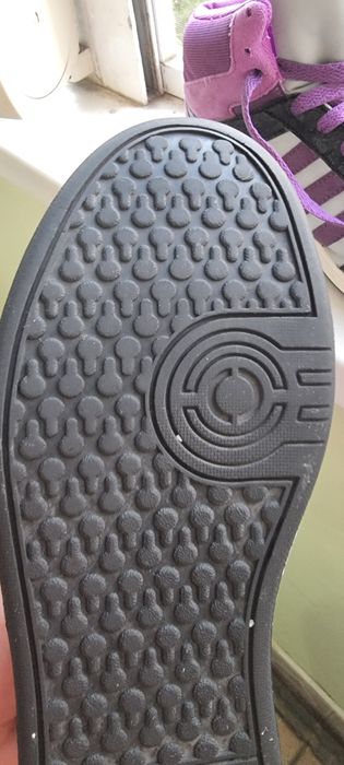 Маратонки ADIDAS  номер 39 1/3.като нови