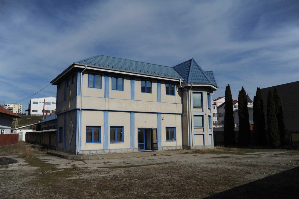 Inchiriere cladire spatiu comercial+hale