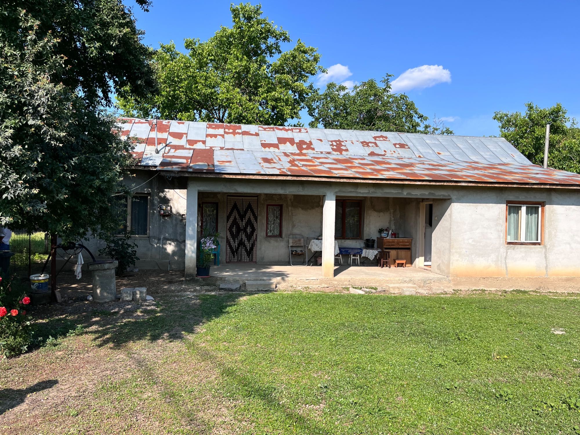 Casa de vanzare la strada principala