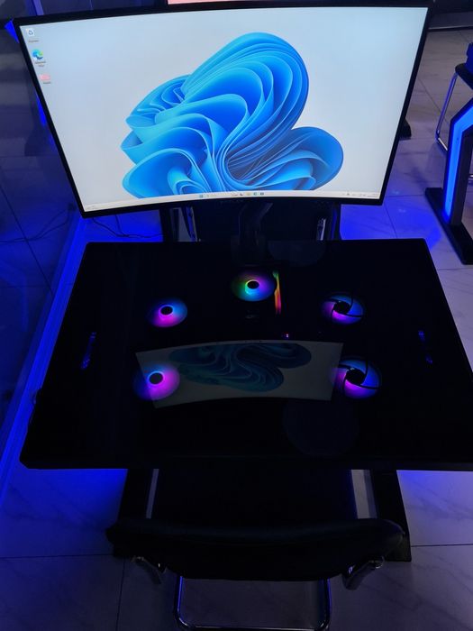 компьютер на столе