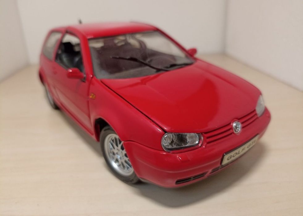 Volkswagen golf 
Scara 1:18
Bburago 

Pozele reflectă realitatea. Se v