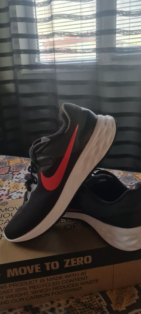 NIKE оригинални маратонки , размер 45 , НОВИ