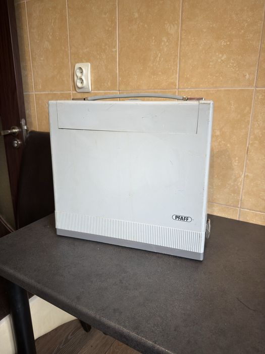 Masina de cusut festinat cu butoniere PFAFF din metal