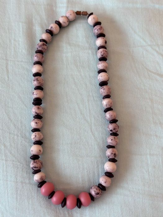 Продавам стилни колиета чешка бижутерия