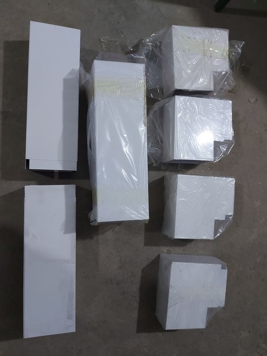 Продаётся металлические труба и отвод для вытяжки  и есть короб для вы