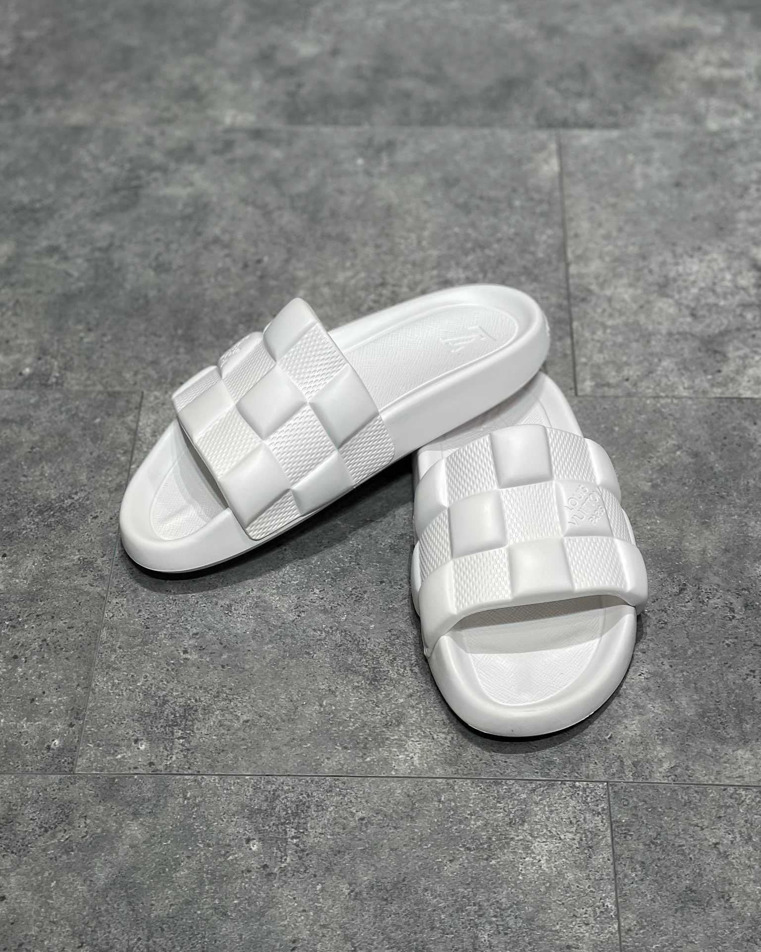 Papuci / slapi Louis Vuitton Premium