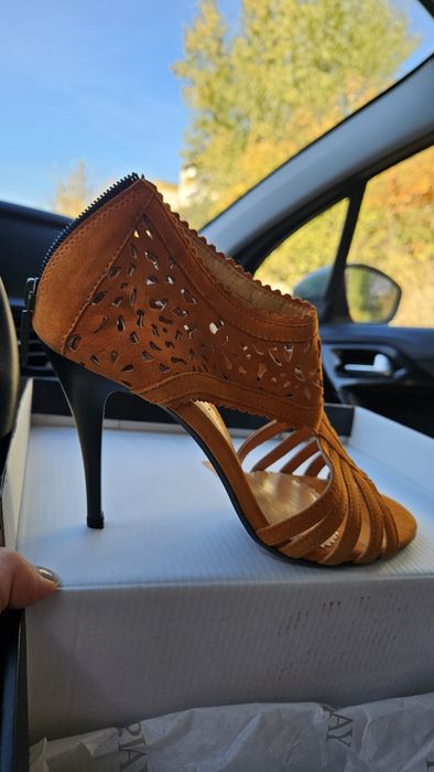 Ярки отворени дамски обувки