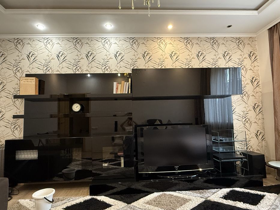 Большой черный шкаф