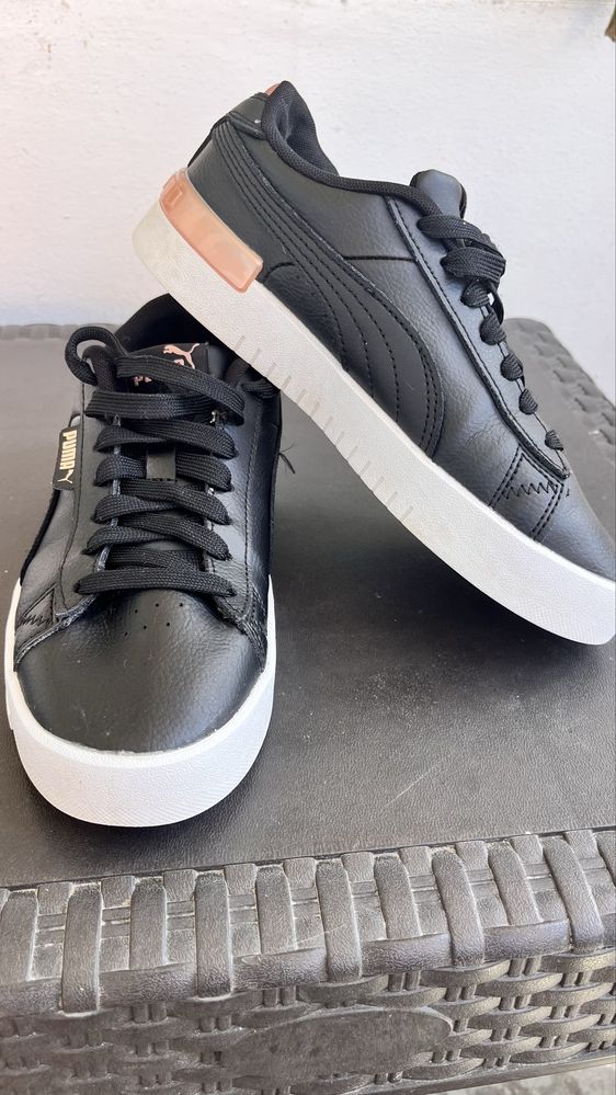 Дамски спортни обувки Puma