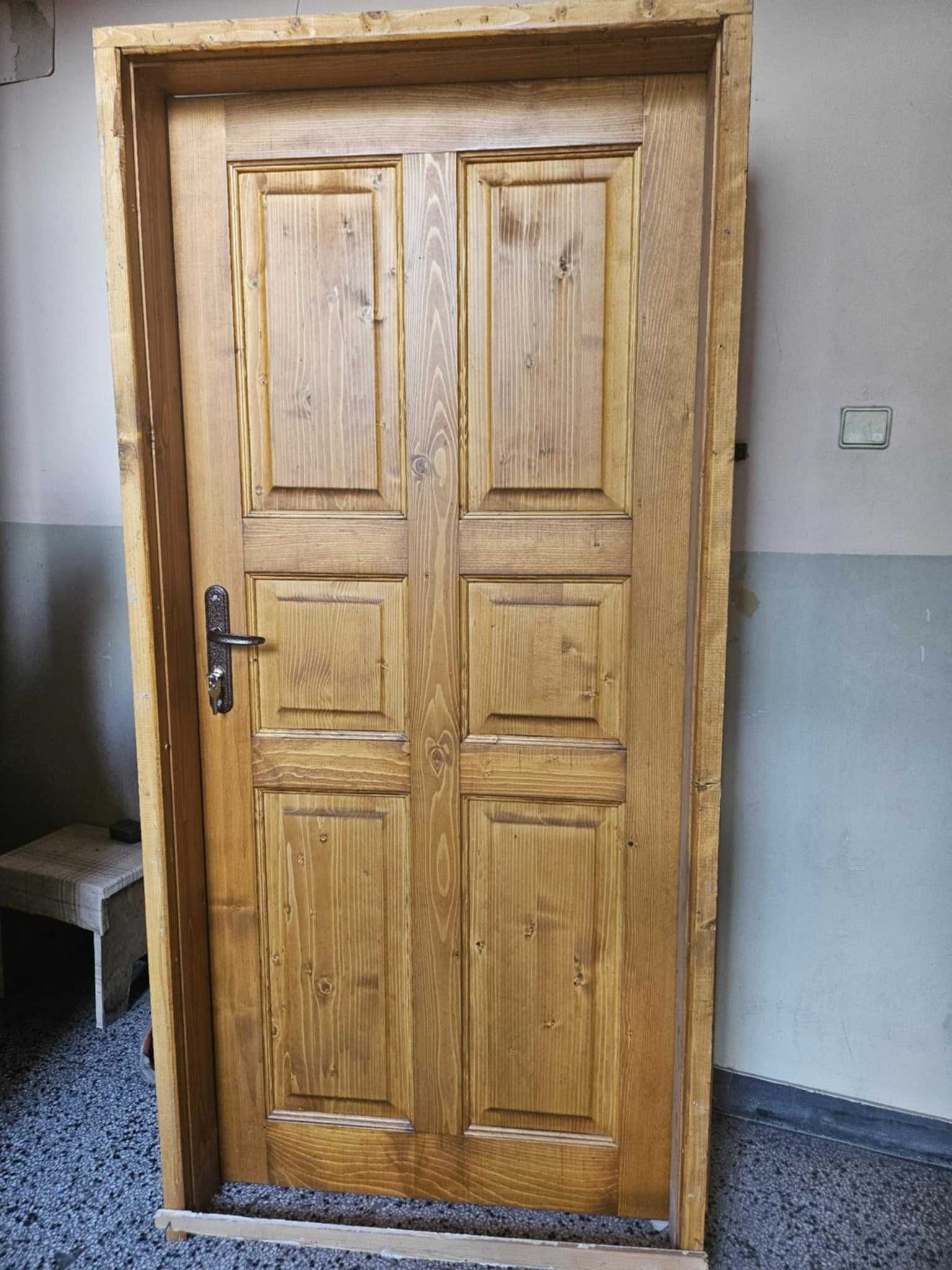 Дървена врата с каса