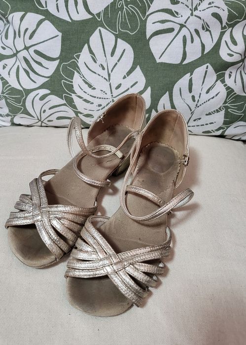 Vand pantofi dans sportiv/ societate copii