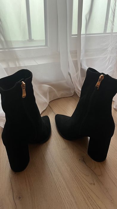 Дамски велурени боти