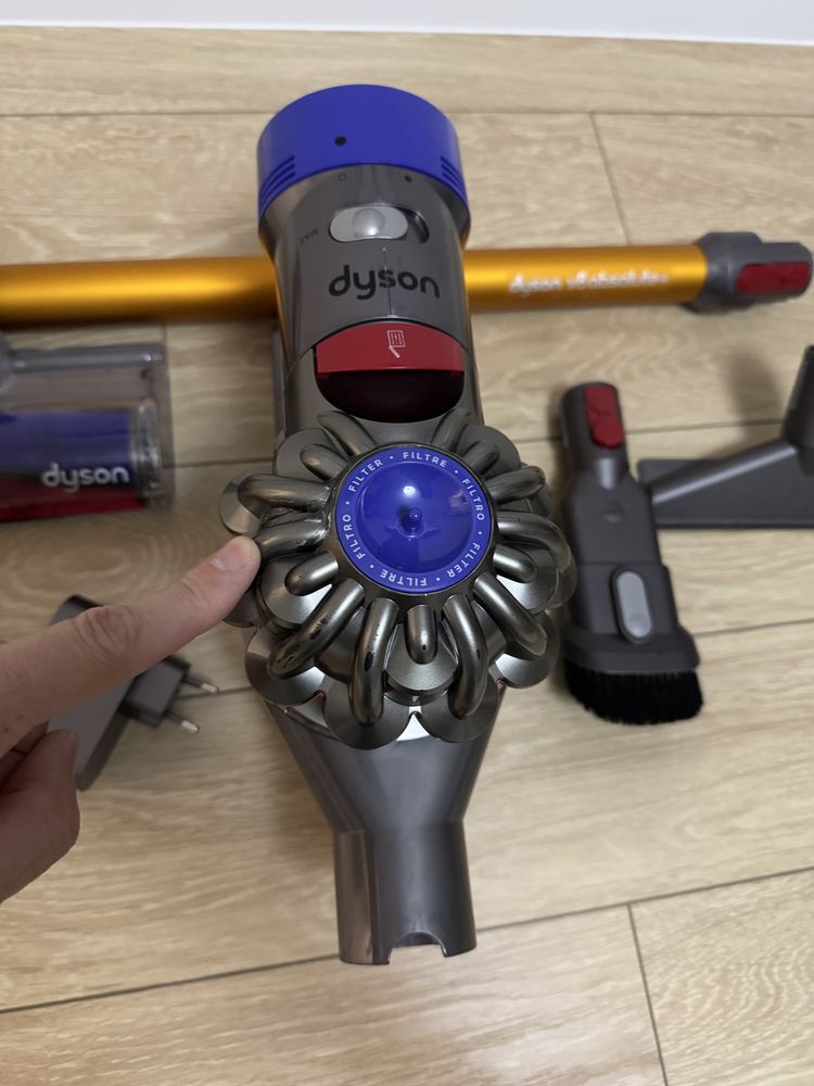 Aspirator Dyson V8 in stare buna