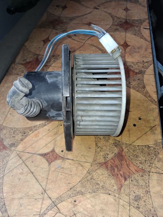 Продам моторчик печки Ниссан примера.