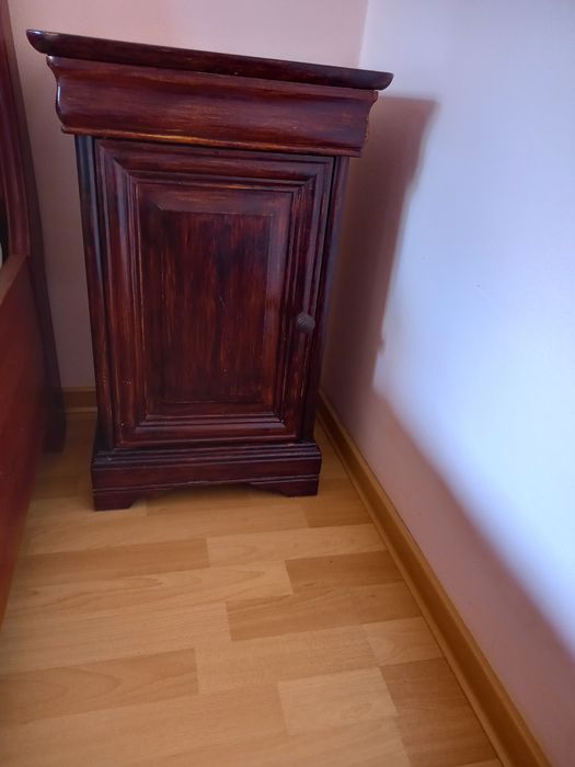 Vand noptiera din lemn,culoare inchisa,model vintage Louis Phillippe