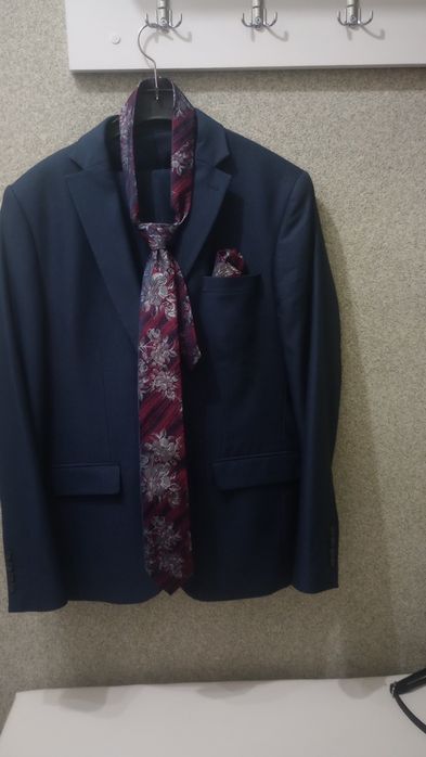 Абитуриентски костюм