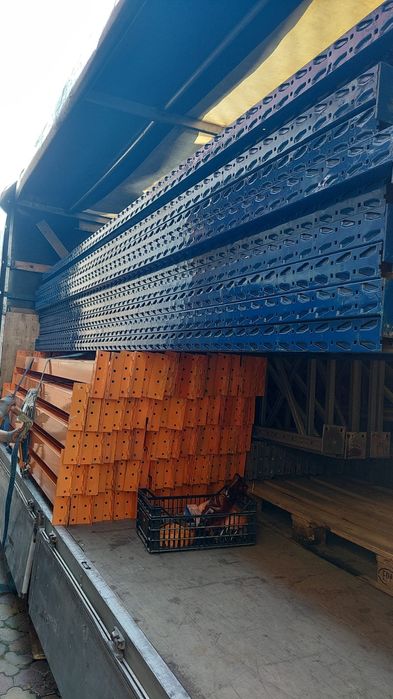 Vând rafturi metalice pentru depozitarea de euro paleți