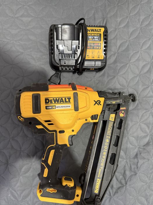 Pistol pentru batut cuie Dewalt DCN660NT, 18V