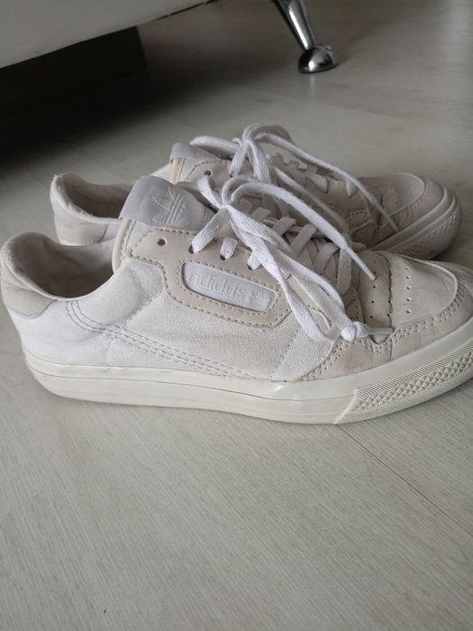 Vând pantofi sport dama Adidas mărimea 38.5,purtați, stare buna.