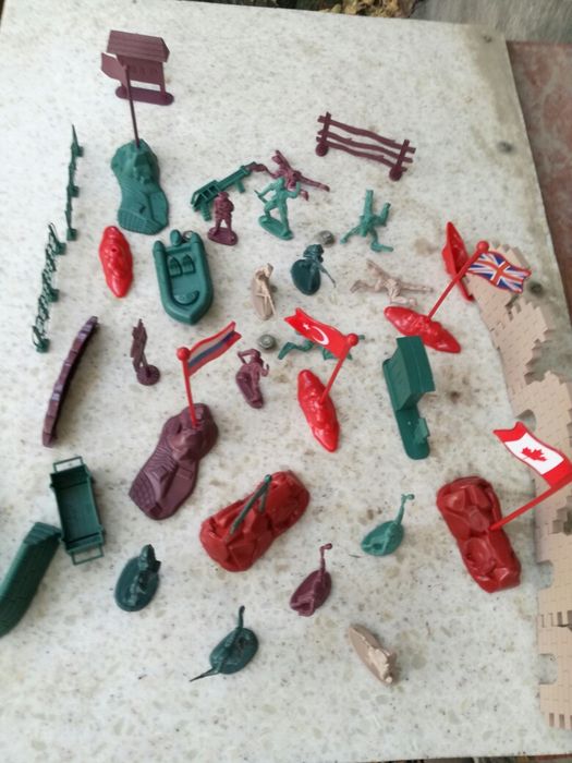 Продам коллекцию военных игрушек