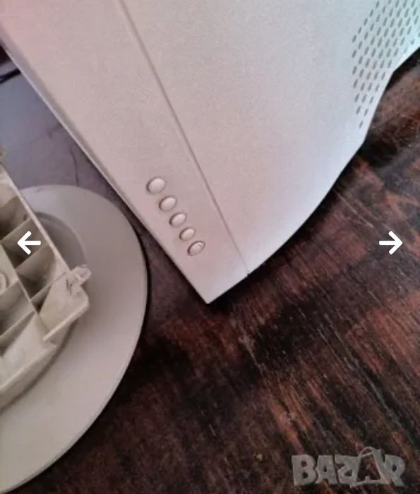 Стар компютър и монитор.