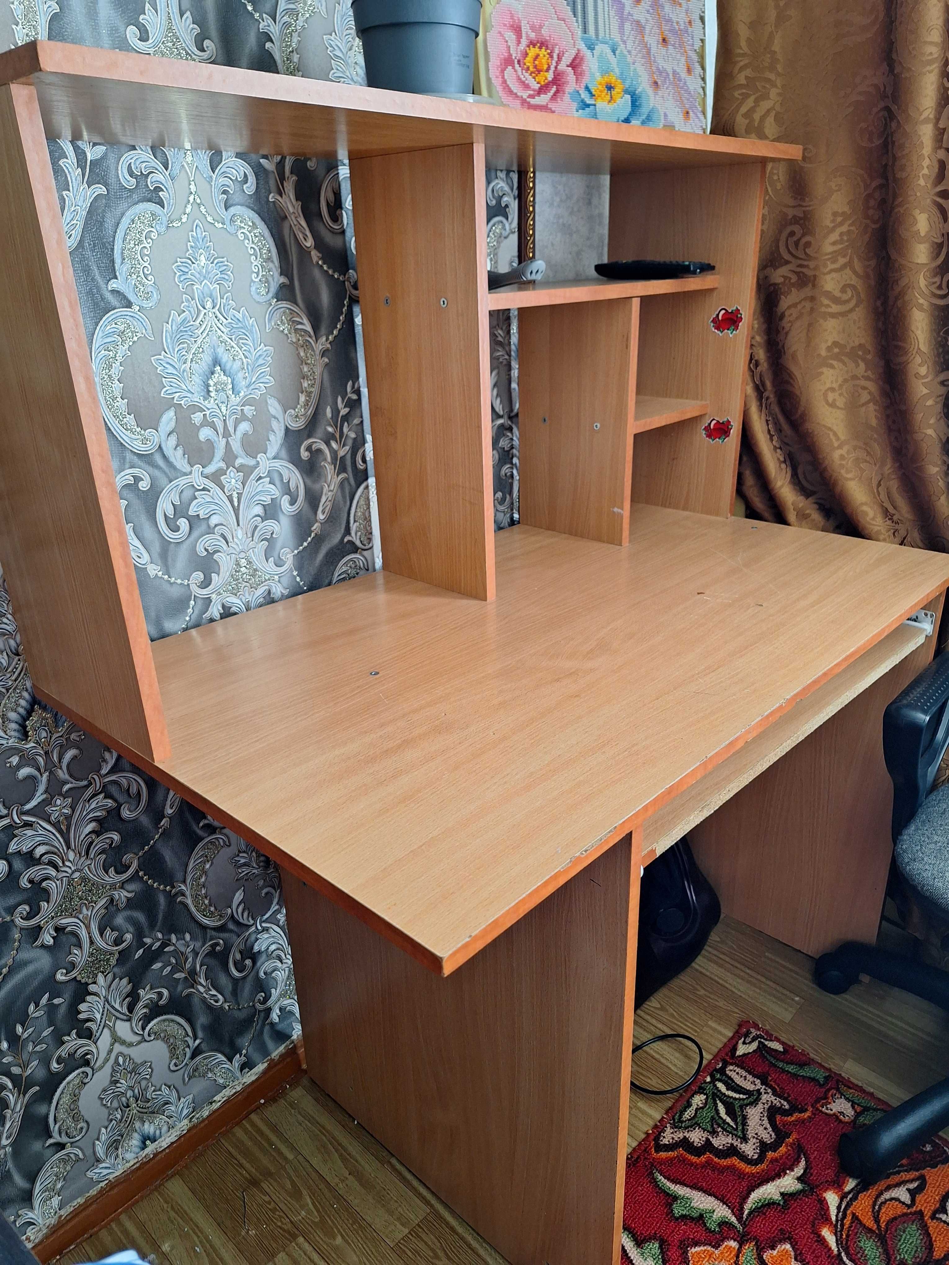 Продам компьютерный стол