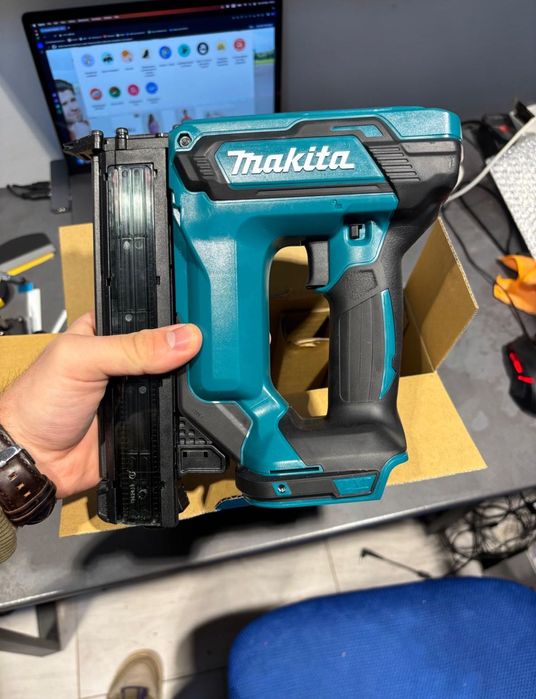 Pistol pentru bătut cuie Makita DFN350