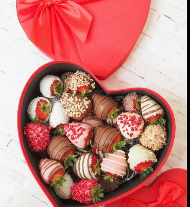Клубника в шоколаде Букеты и боксы подарить  заказать Алматы