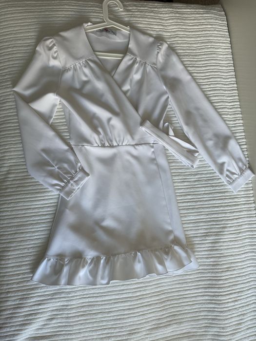 Белое платье на запах и зебра