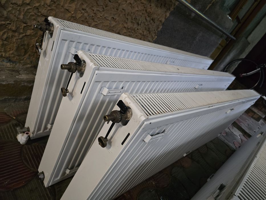 Vând 5 calorifere 300 ron bucata negociabil .