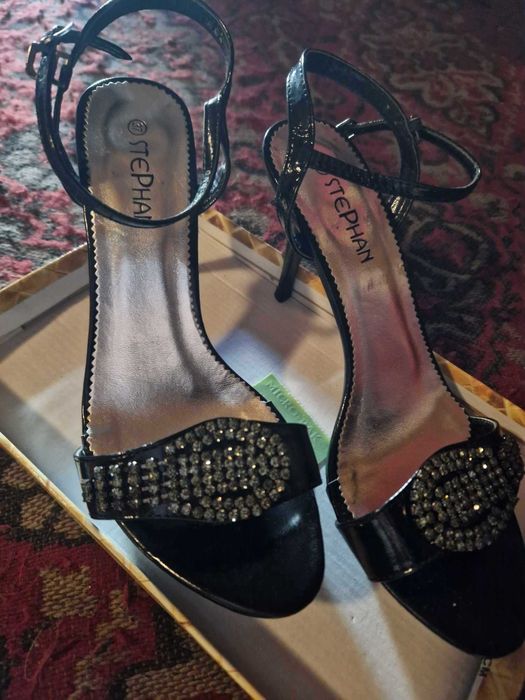 Секси обувки на висок ток - чисто нови, елегантни, от велур и еко кожа