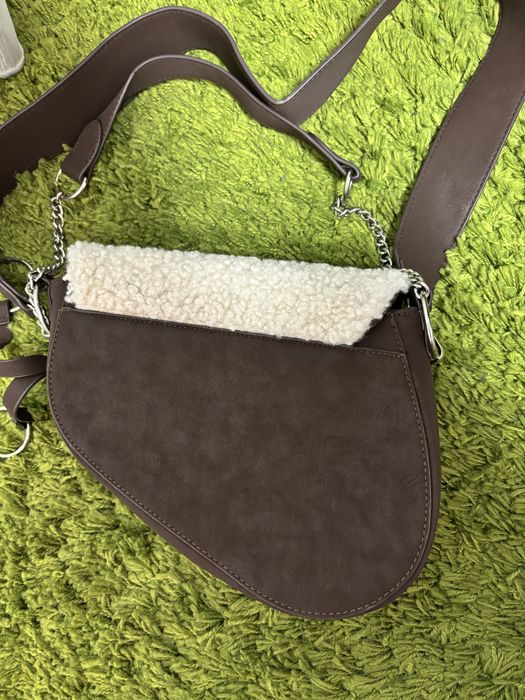 Кафява чанта с пухкав капак (shearling style)