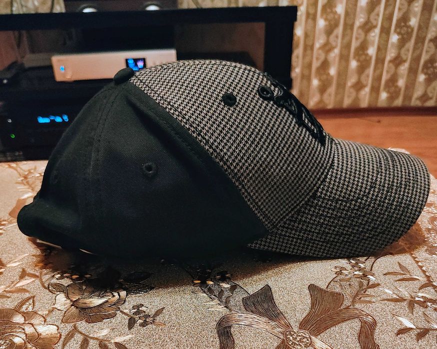 Почти нови шапки.Under Armour.Chelsea.