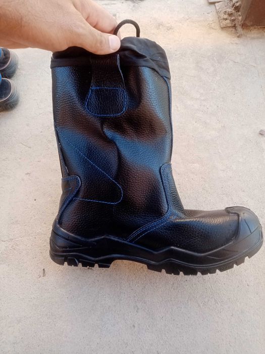 Сапоги специальные с металлическими носком.