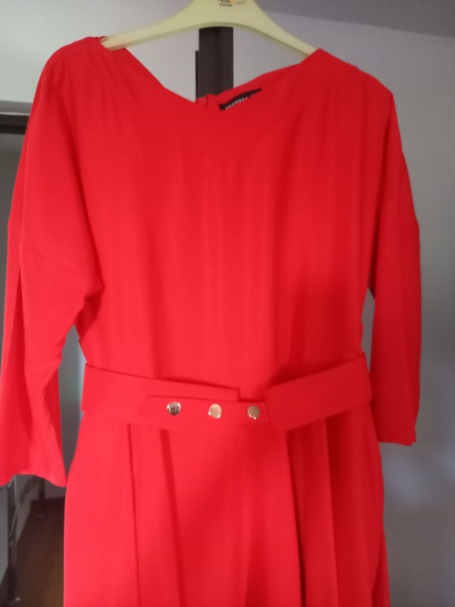 Rochie midi, realizată din vascoză,, dimensiuni 90-70-94, lungime 104