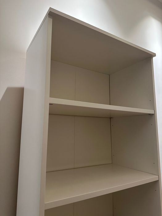 Бял библиотечен шкаф