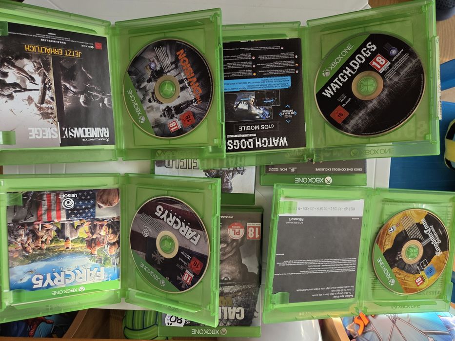 Vând jocuri Xbox One.