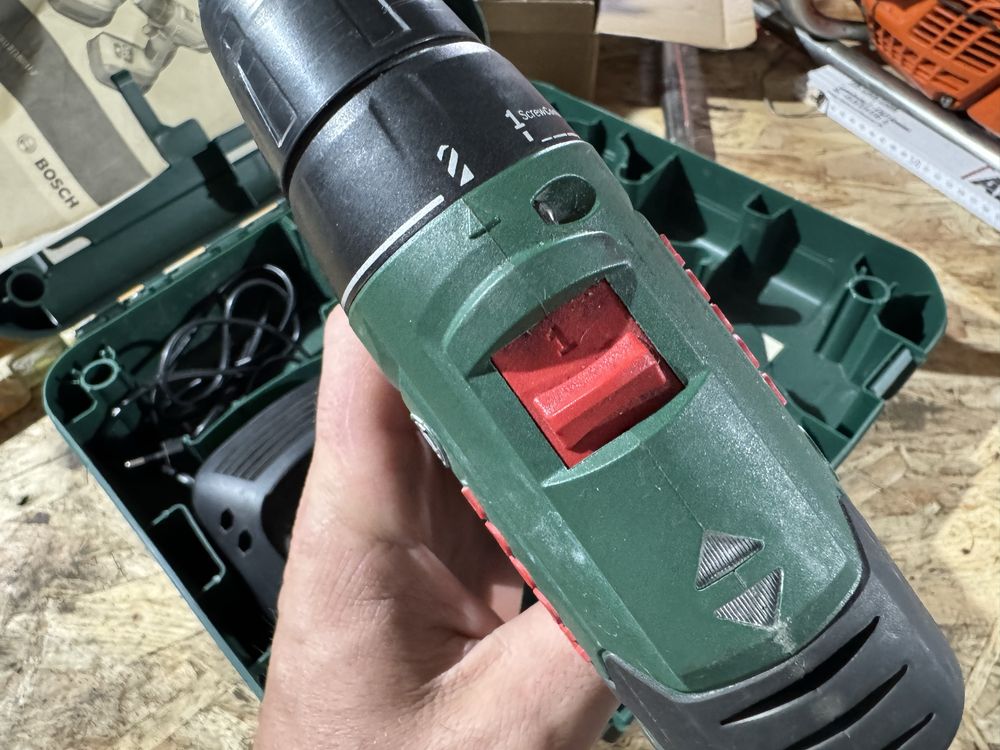 Bormașină Bosch cu 2 acumulatori, stare perfectă!
