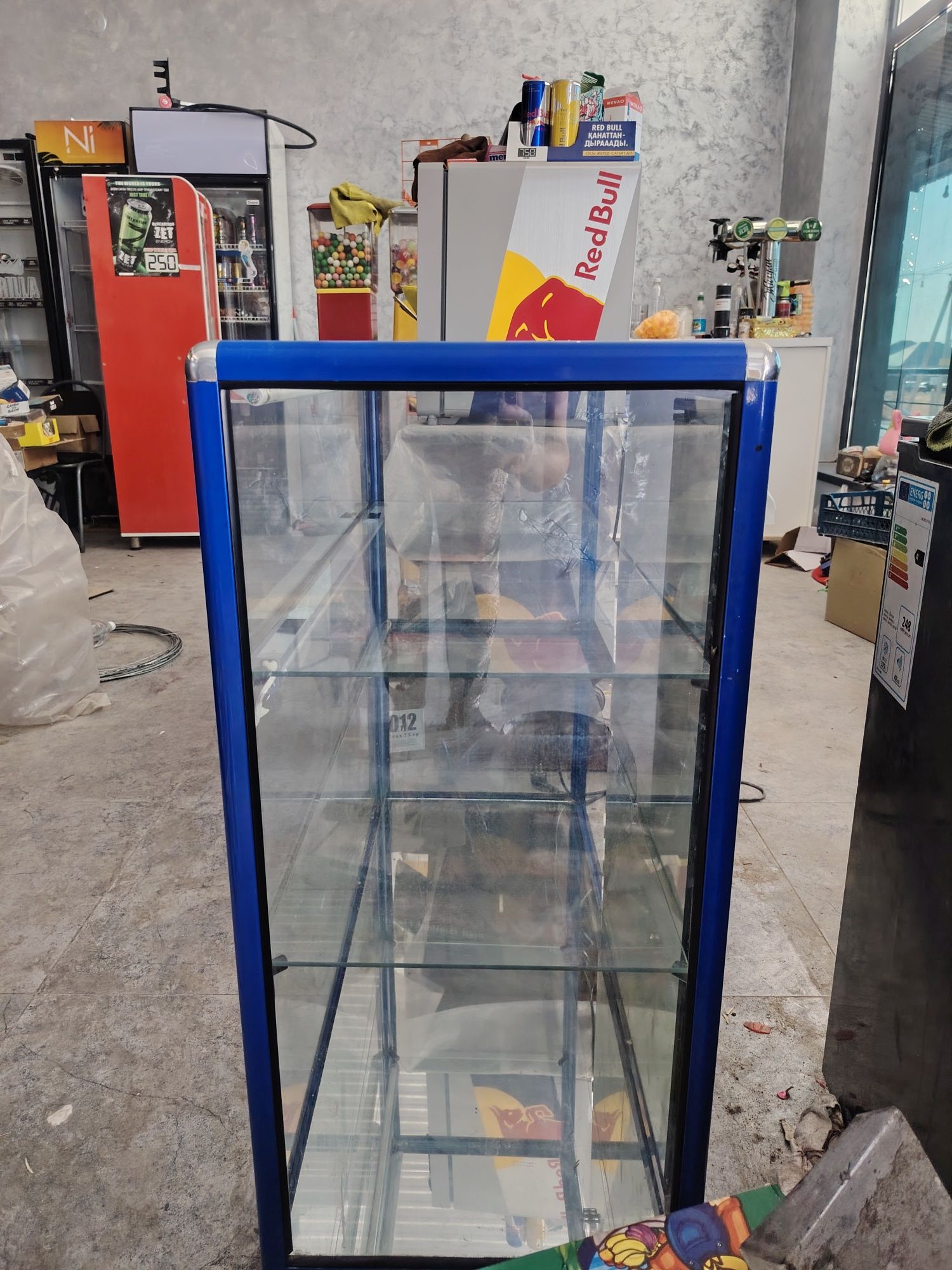 Продам стеклянную витрину