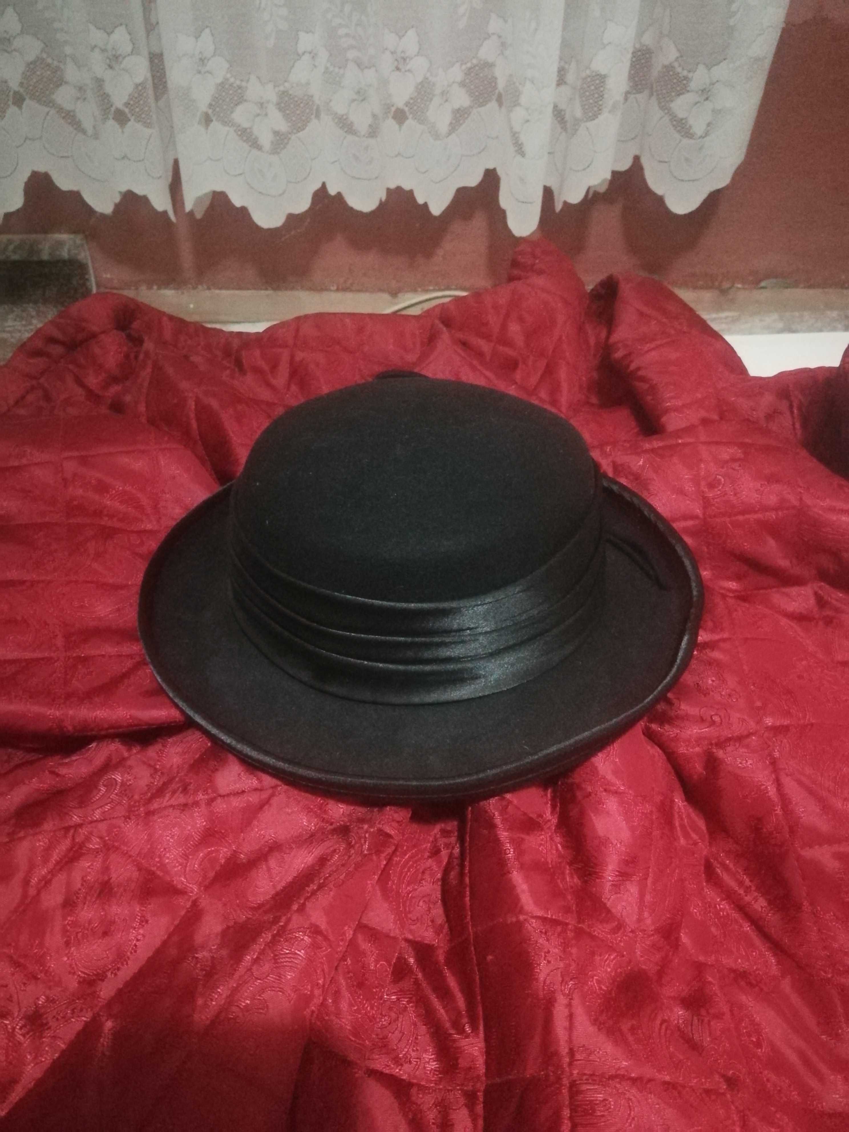 Дамска  шапка в черно