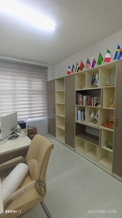 oʻfis mebellari va devor ashibkalar