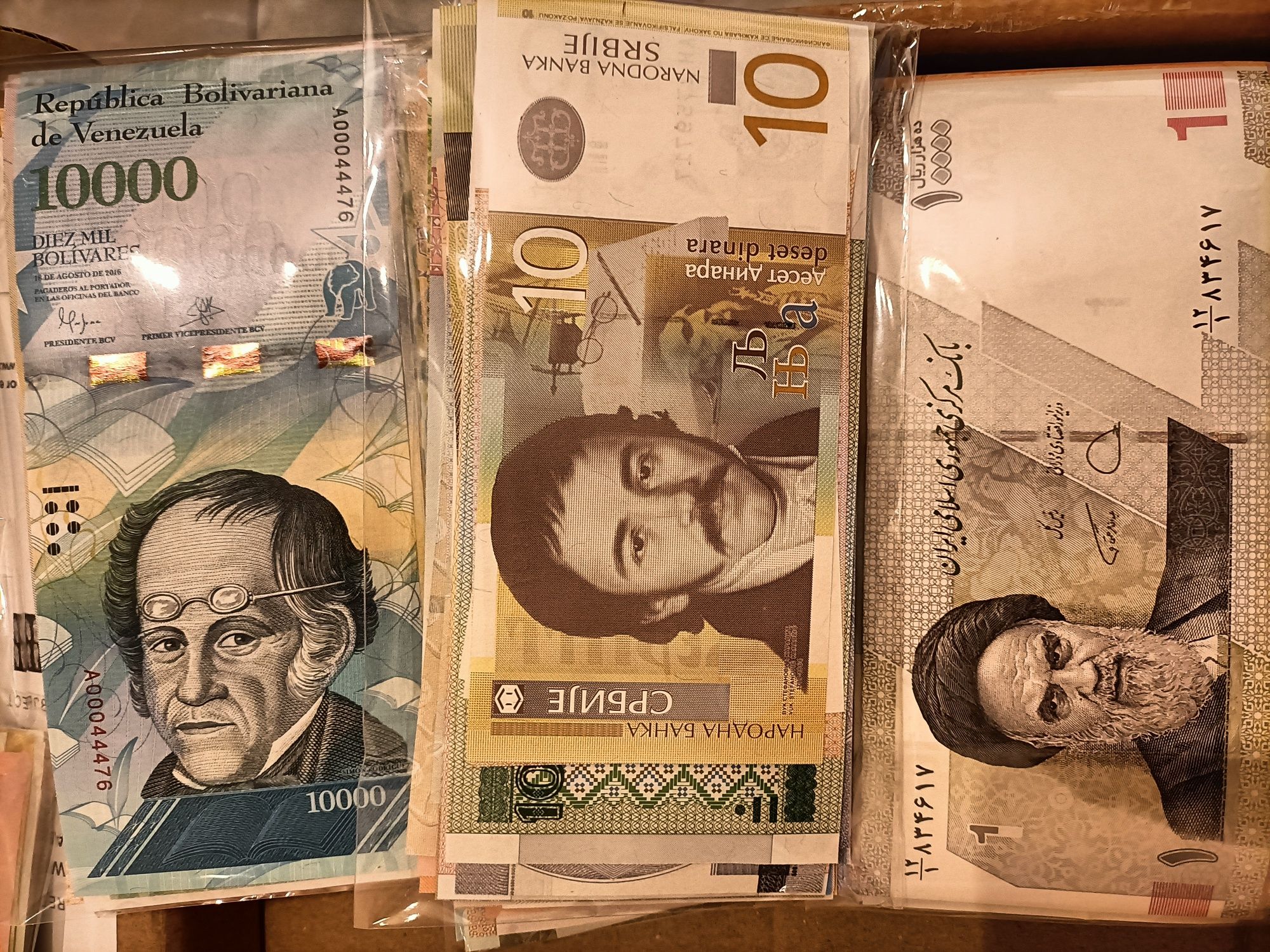 Vând loturi de 100 bancnote necirculate din toată lumea