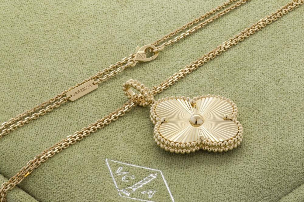 Позлатени колиета Magic Alhambra by Van Cleef & Arpels