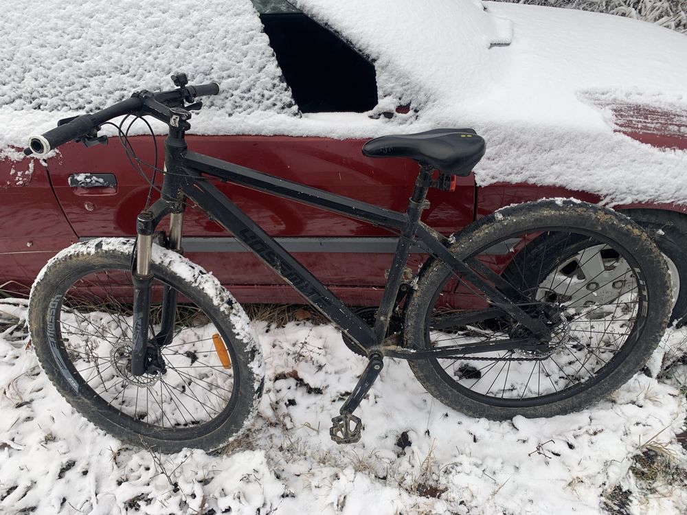 Bicicleta de vazare forte buna 7 foie pe spate 3 pe fata foarte buna.