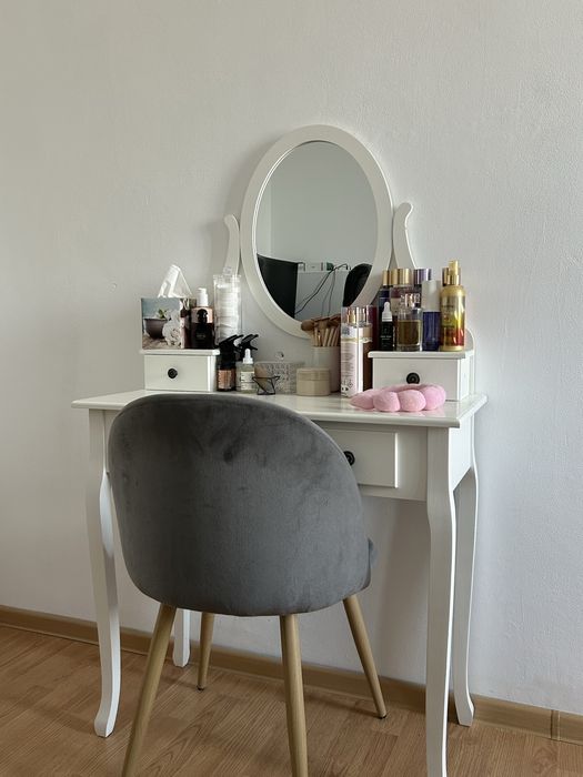 Vand masuta de make-up si scaun