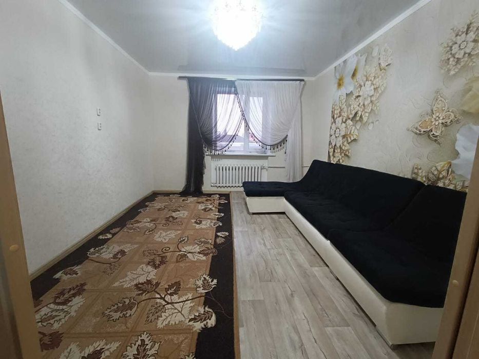 Срочно продается  хорошая трехкомнатная квартира, в двухэтажном доме.