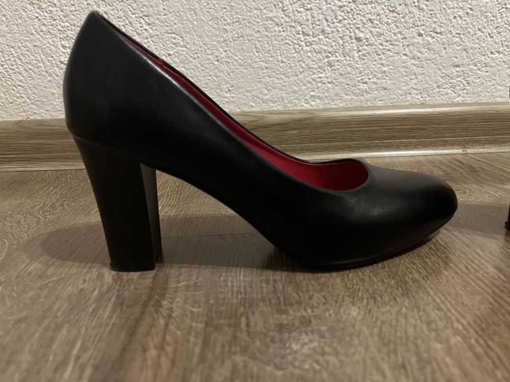 Елегантни черни дамски обувки на ток