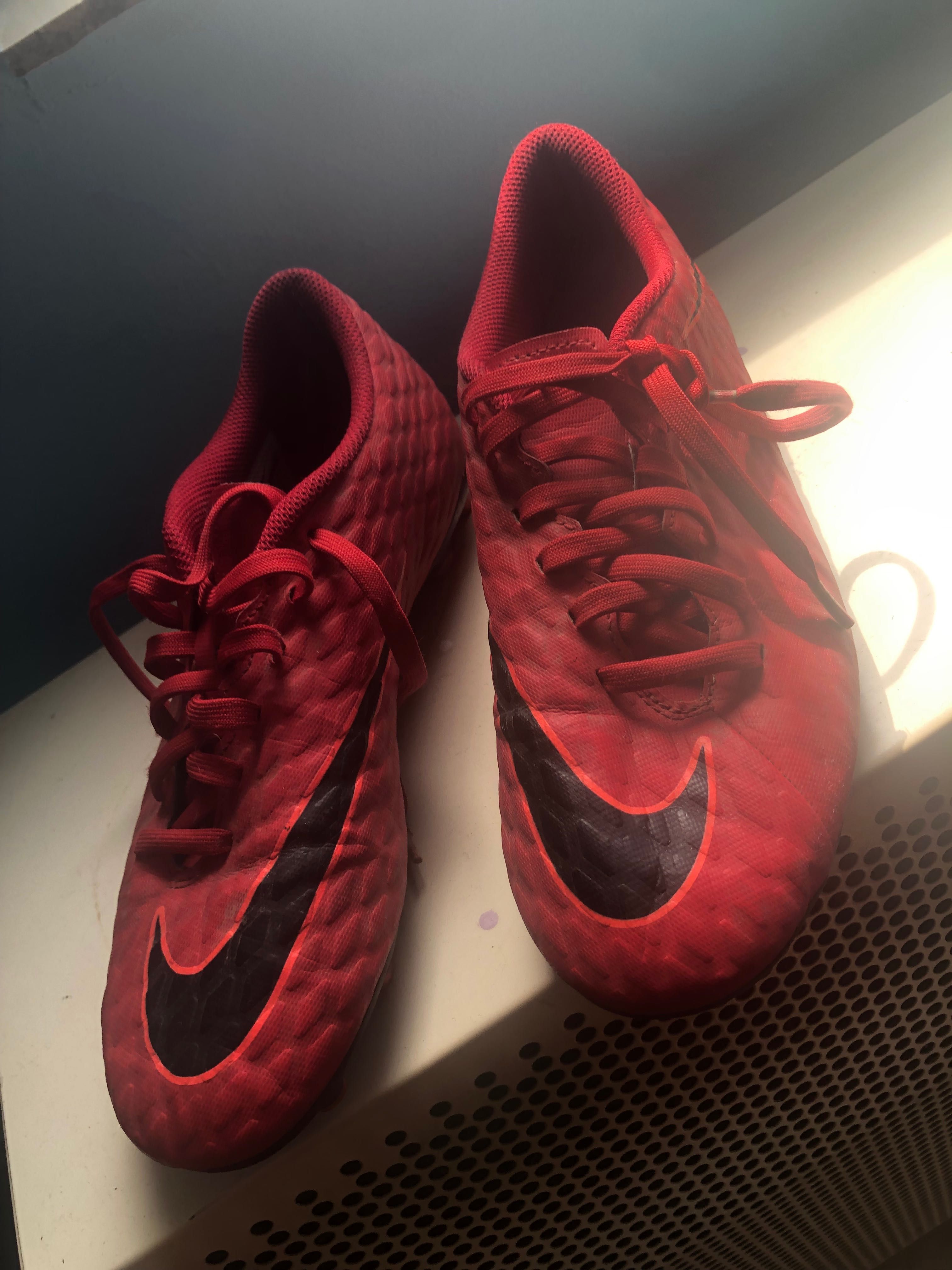 Vând ghete de fotbal Nike hypervenom roși
